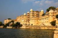 Evening Walking Tour: City Palace, Jagdish Temple and Dharohar Show in Udaipur