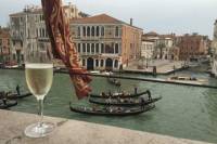 Gondola and Gala Dinner in a Venetian Palace