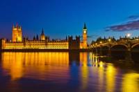 London Walking Tour by Night Including a Drink with Spanish Speaking Guide