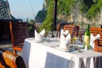 Private Tour: Deluxe Halong Bay Day Cruise including Seafood Lunch from Hanoi