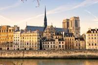 Private Tour: Paris Historical Walking Tour and Skip-the-Line Louvre Museum with Guide