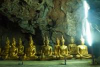 Wat Mahathat Worawihan and Summer Palace Day Trip from Hua Hin Including Almsgiving