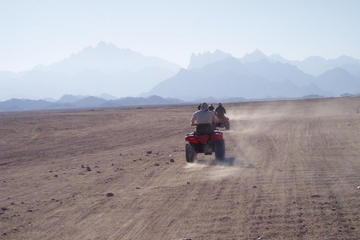 1.5-Hour Quad Bike Tour around the Giza Pyramids from Cairo