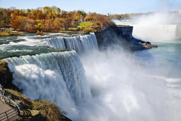 2-Day Tour from Montreal to Niagara Falls and Toronto