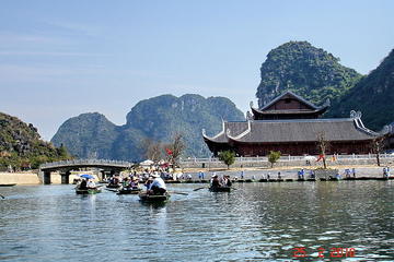 4-Day Northern Vietnam Tour Including Hanoi, Halong Bay, and Trang An Grottoes