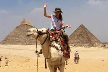 8-Hour Private Tour to the Pyramids of Giza and Saqqara including Lunch from Cairo