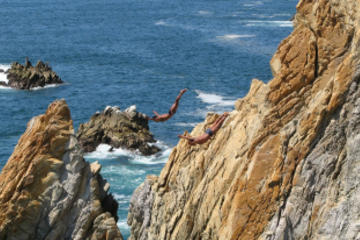 Acapulco Shore Excursion: Cliff Divers at Night