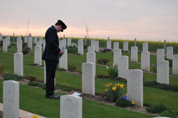 ANZAC Day Trip from Paris: Dawn Service at Villers-Bretonneux and WWI Somme Battlefields Tour