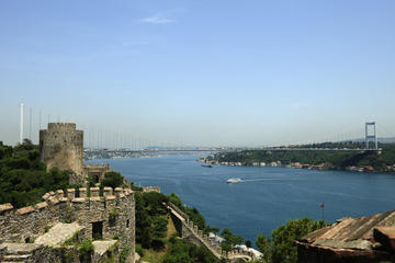 Bosphorus Strait Cruise with Rumeli Fortress or Kücüksu Palace Tour