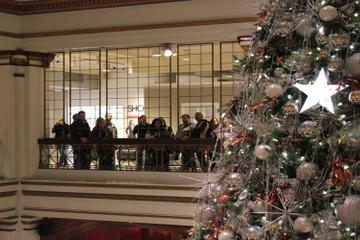 Chicago Pizza and Christmas Sights Walking Tour