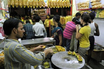 Eat Like a Local: Mumbai Street Food Tour by Night
