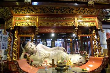 Experience Ancient Shanghai Day Tour of Jade Buddha Temple and Shanghai Old Town