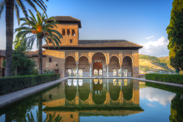 Granada Combo: Alhambra Walking Tour and Hop-On Hop-Off Train