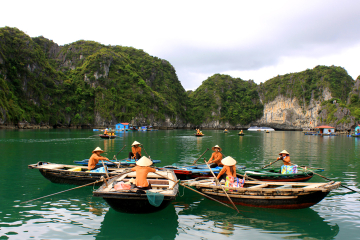 Halong day cruise to Thien Cung cave - Ba Hang village