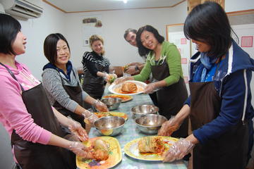 Korean Tea Ceremony and Kimchi Making Cultural Experience in Seoul
