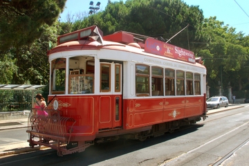 Lisbon Super Saver: Sintra Half-Day Trip and Lisbon Hop-On Hop-Off Tour by Tram