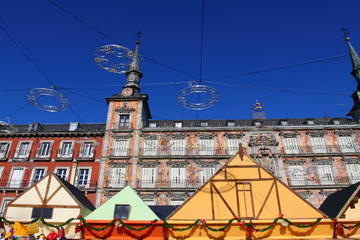 Madrid Christmas Walking Tour of Los Austrias: Plaza Mayor Christmas Market and Royal Palace of Madrid