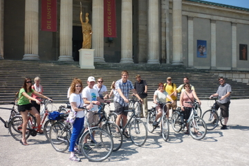 Munich Super Saver: City Bike Tour plus Bavarian Beer and Food Evening
