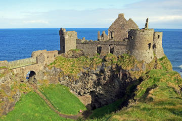 Northern Ireland Day Trip from Dublin: Belfast Black Taxi Tour and Giant's Causeway