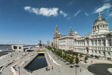 Overnight Beatles Independent Rail Trip to Liverpool from London: Hard Days Night Hotel and Magical Mystery Tour