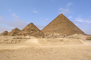 Private Day Tour with Guide to Giza Pyramids, Egyptian Museum and Khan El Kahlili Bazaar in Cairo