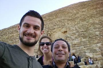 Private Full Day Tour of Giza Pyramids and Egyptian Museum from Cairo
