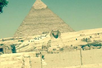 Private Guided Day Trip to Giza Pyramids and Khan El Khaili Market from Cairo