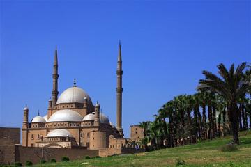 Private Layover Day Tour of Giza Pyramids, Cairo, Egyptian Museum and Bazaar from Cairo Airport