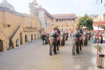 Private Tour: 2-Day Jaipur Tour including Elephant Ride at Amer Fort and Chokhi Dhani Dinner
