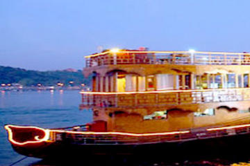 Private Tour: Goa by Night Including Mandovi River Cruise and Dinner
