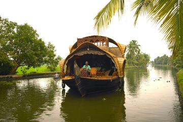Private Tour: Overnight Kerala Houseboat Backwater Tour in Alleppey
