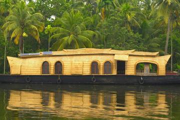 Private Tour: Overnight Kerala Premium Houseboat Backwater Tour in Kumarakom