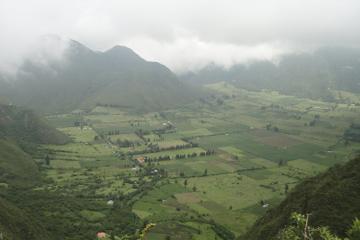Quito Combo Tour: Middle of the World Monument and Pululahua Hike