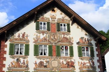 Royal Castle of Linderhof and Oberammergau Day Tour from Munich