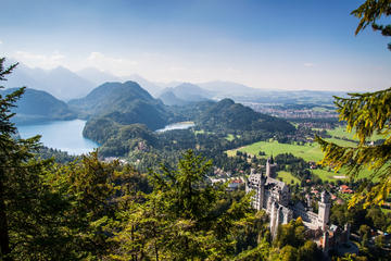 Small-Group Neuschwanstein and Linderhof Castle Luxury Coach Day Trip from Munich