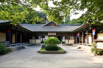 Small-Grroup Korean Folk Village Tour Including Confucinism Village