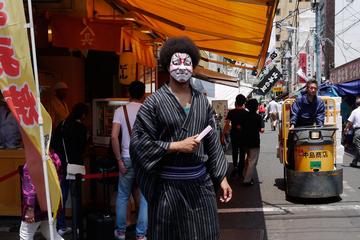 Tour of Tsukiji Fish Market by Guide Dressed in Kabuki Costume