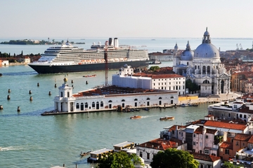 Venice Private Departure Transfer by Water Taxi: Central Venice to Cruise Port