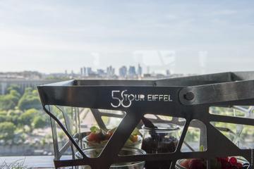 Viator Exclusive: Eiffel Tower Visit with Picnic-Style Lunch, Champagne and Trocadero View Seating
