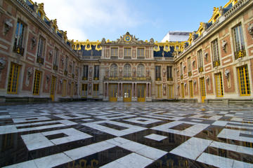 Viator Exclusive: Versailles and Marie-Antoinette Estate Tour plus Optional Dalloyau Meal