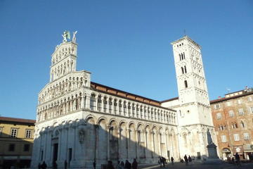 Walking Tour and Exploration of Lucca