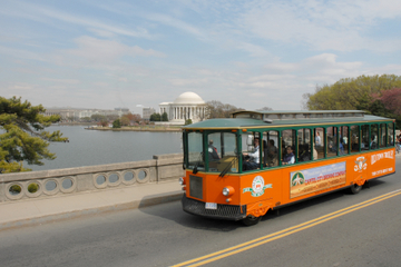 Washington DC Super Saver: Hop-on Hop-off Trolley and Monuments by Moonlight Tour