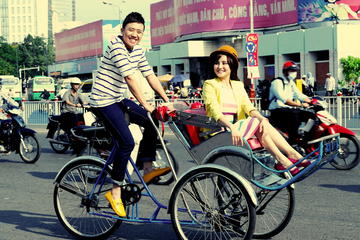 Water Puppet Show with Hotel Pickup by Cyclo Tour Hanoi